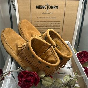 Women’s Minnetonka Taupe Double Fringe Side Zip Moccasins Hard Sole Size 9M